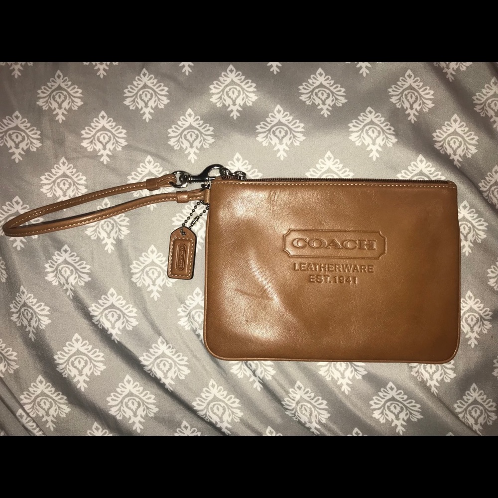 Coach wristlet!! Great condition!!